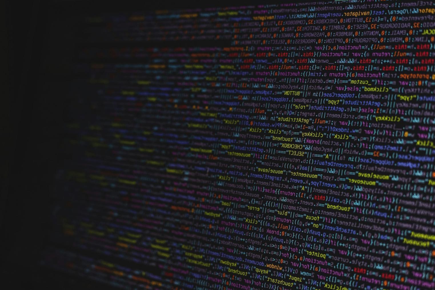 Ambiente di apprendimento futuristico con tecnologie AI integrate
